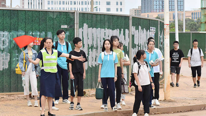 家长排班到校站岗,学校该听到家长的无奈吗?