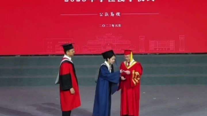 给每位毕业生拨穗,这位校长和学生自拍数千次,你怎么看?