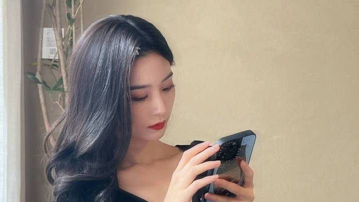徐艺洋卷发配蕾丝,张力十足,你喜欢吗?