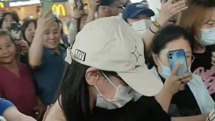 迪丽热巴疑被路人摸后背,你觉得有必要升级安保措施吗?