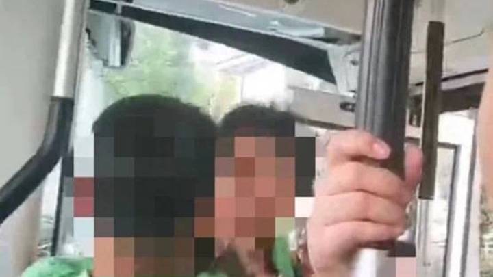 公交车上起冲突,10岁男孩遭6旬女子连续掌掴,你觉得是谁的错?