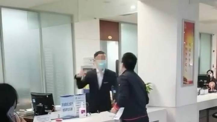 昆山不动产登记中心柜台人员扇市民耳光,打人者被停职,处罚轻吗?