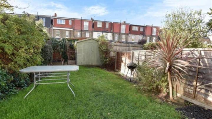 男子发现新购二手房有日本杂草,起诉前房主获赔3.2万英镑,你怎么看?