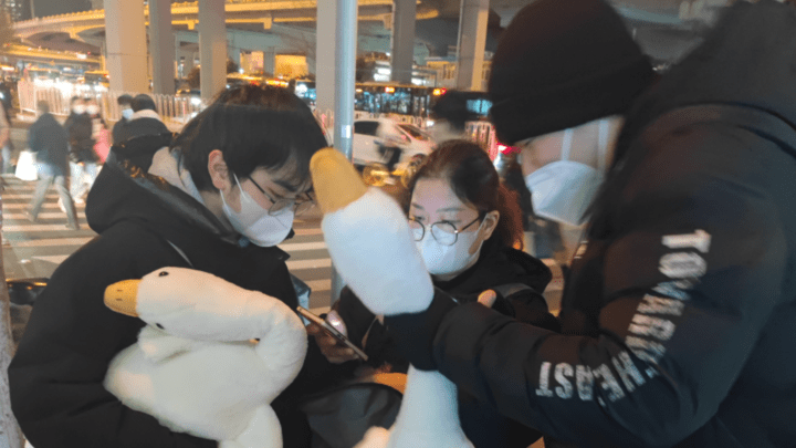 北京多个地铁站外都有出现，扫码送大鹅的行为违法吗？