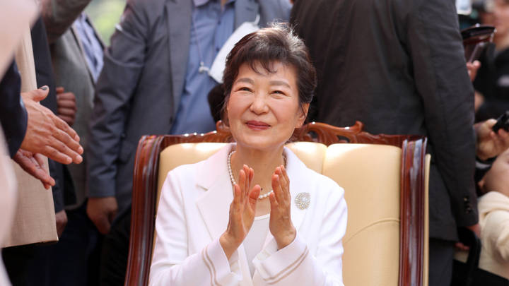 朴槿惠隐居一年后高调复出,她会重启政治活动吗?