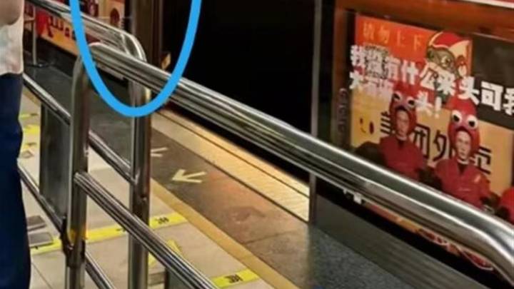 成都春熙路地铁站站台玻璃门被人流挤爆,你还会乘坐地铁吗?