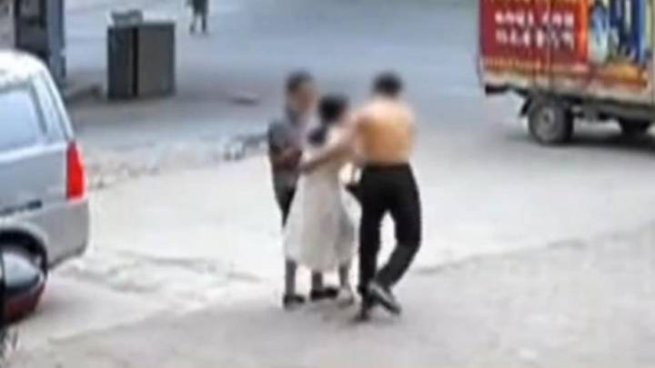女子涉嫌骗婚遭男方绑架,双方均被拘,你觉得谁的问题更严重?