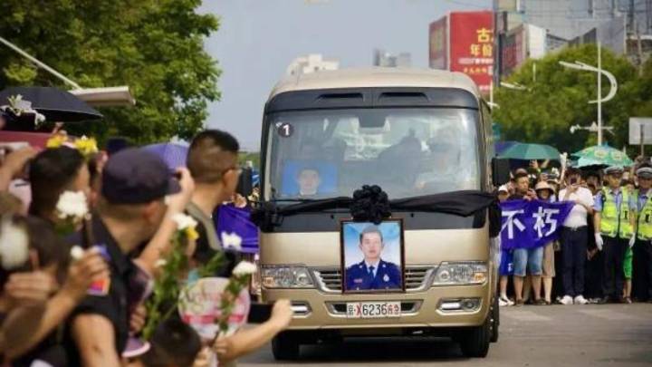 烈士冯振魂归故里,家乡汶上人民自发送别,你怎么看?