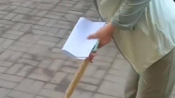 辽宁锦州女干部要求砖缝无尘土沙粒,你怎么看?