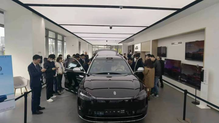 问界m9出炉,预定量超5.4万辆,你期待吗?