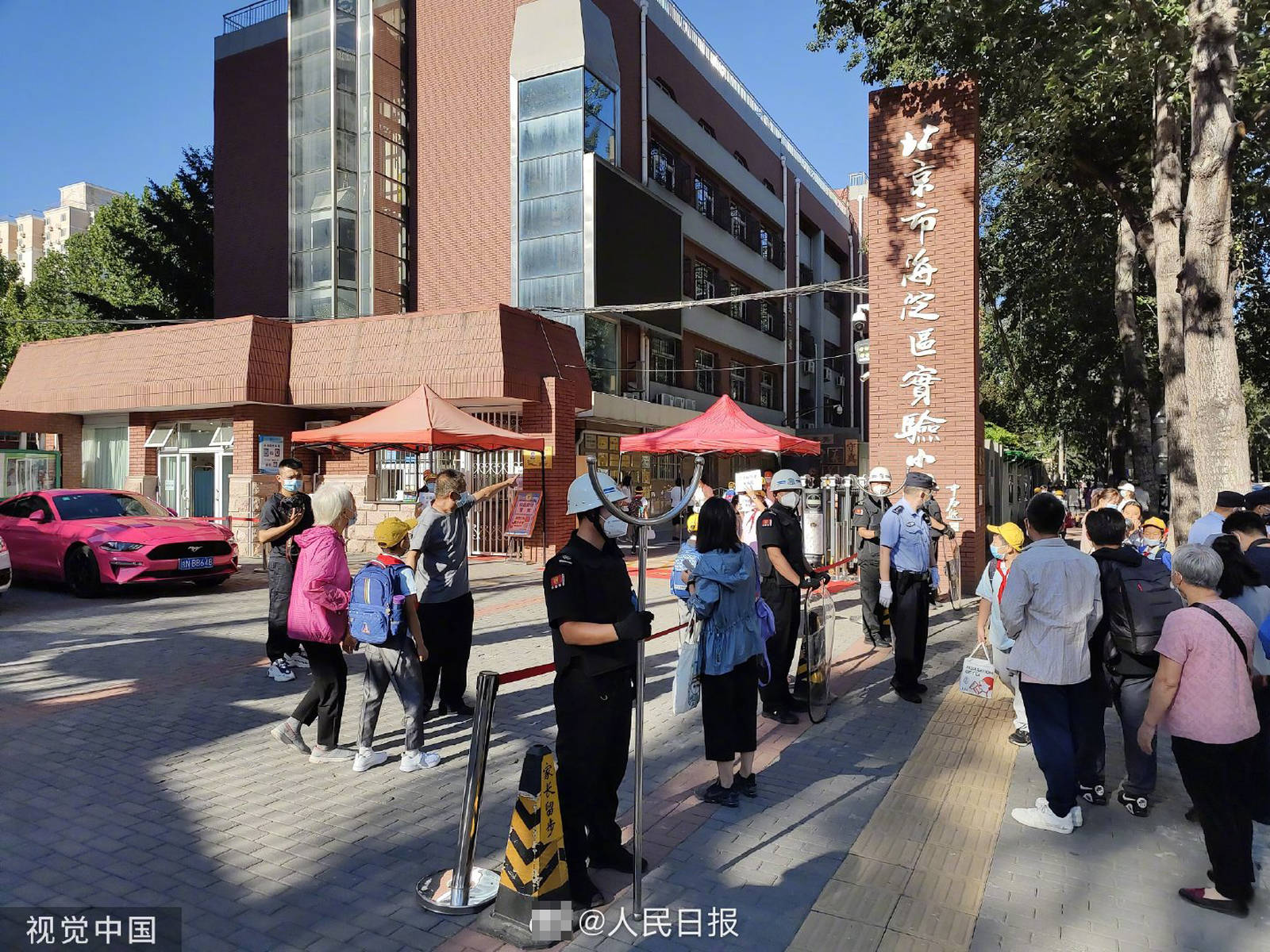 家长开学日的统一姿势