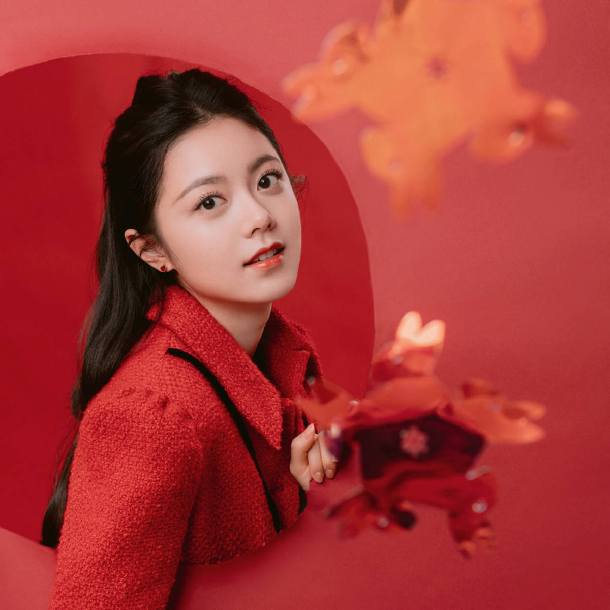 赵今麦新年写真曝光 穿红裙俏皮比耶甜美可爱