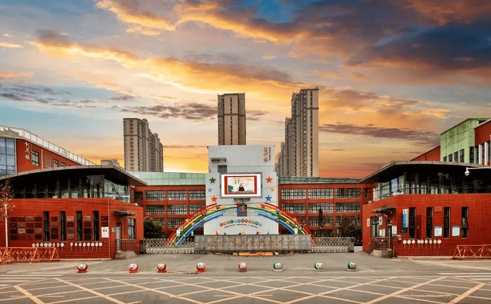 高品质,有未来,国际化的公立小学,先后荣获郑州市课程建设奖,河南省