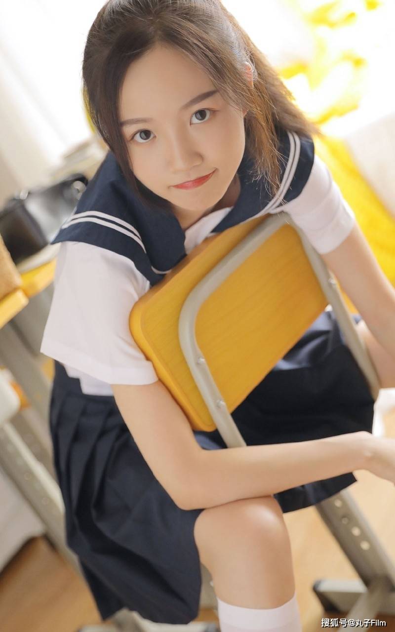 性感美女时尚写真:马尾辫学生妹校园服笑容甜美,清纯