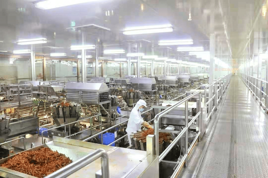 图为劲仔深海小鱼自动化生产车间一角