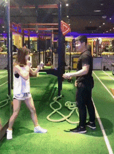 搞笑gif趣图,在绝对的力量面前,任何技巧都是徒劳,莫名的心疼这妹子!