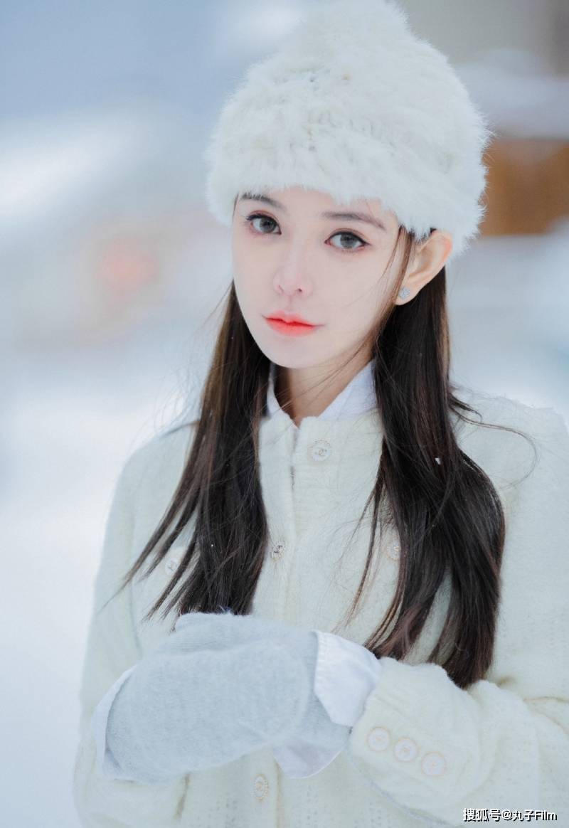 性感美女时尚写真:长发少女红唇雪肤冬日雪地,清纯甜美漂亮迷人!