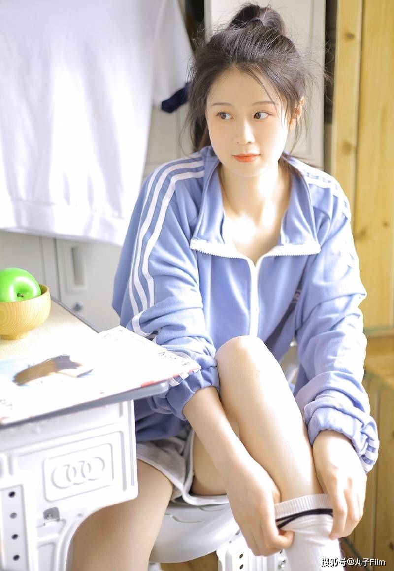性感美女时尚写真马尾辫学生妹休闲运动服清纯甜美可爱迷人
