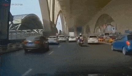 原创搞笑gif趣图,开门杀,直接怼了交警,这事儿怎么了?