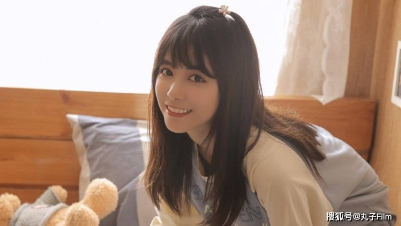 性感美女时尚写真:齐刘海萌妹子长发披肩呆萌可爱