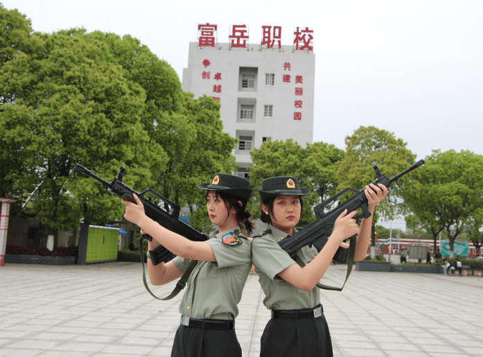 岳阳城区首个国防教育特色班开办岳阳富岳科技职业学校正式授旗