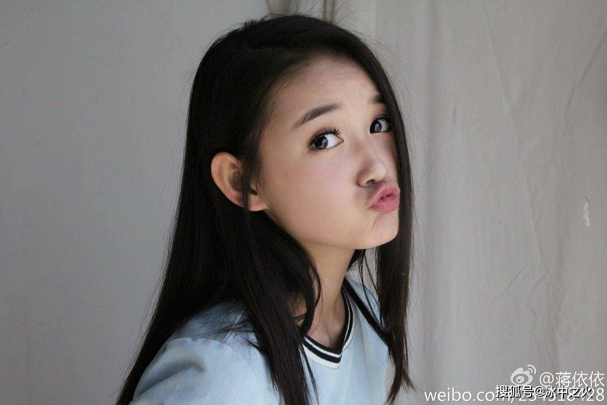 蒋依依高清手机壁纸图片