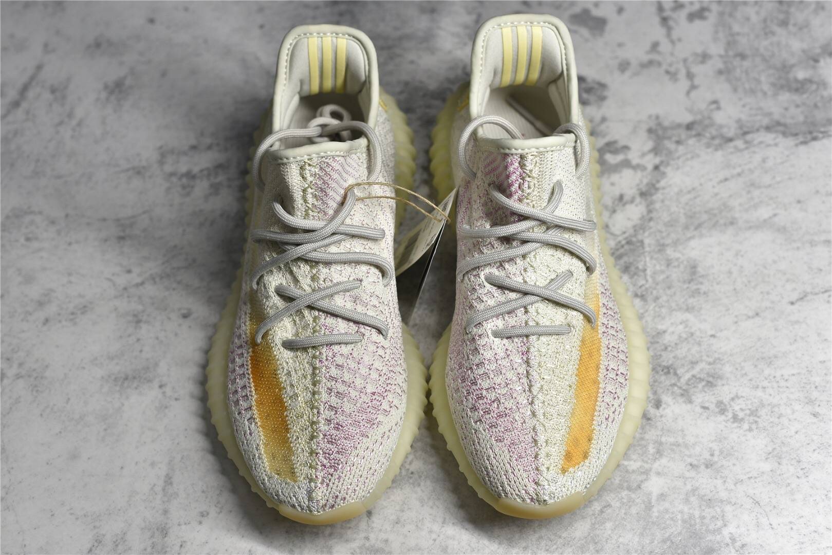 阿迪达斯椰子温变adidasyeezyboost350v2light变色龙北极光运动鞋工艺