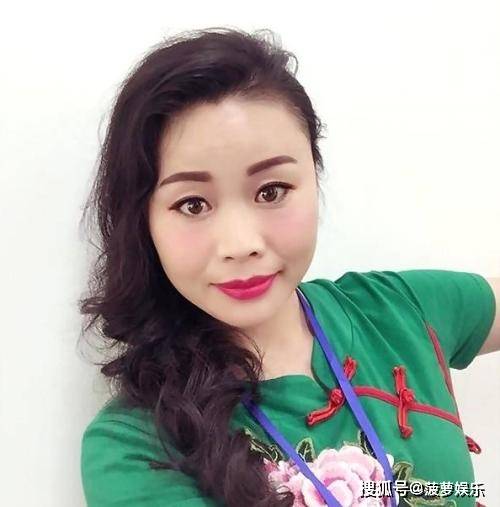 草帽姐曾一夜爆红,如今摆地摊卖葡萄,她到底经历了什么?