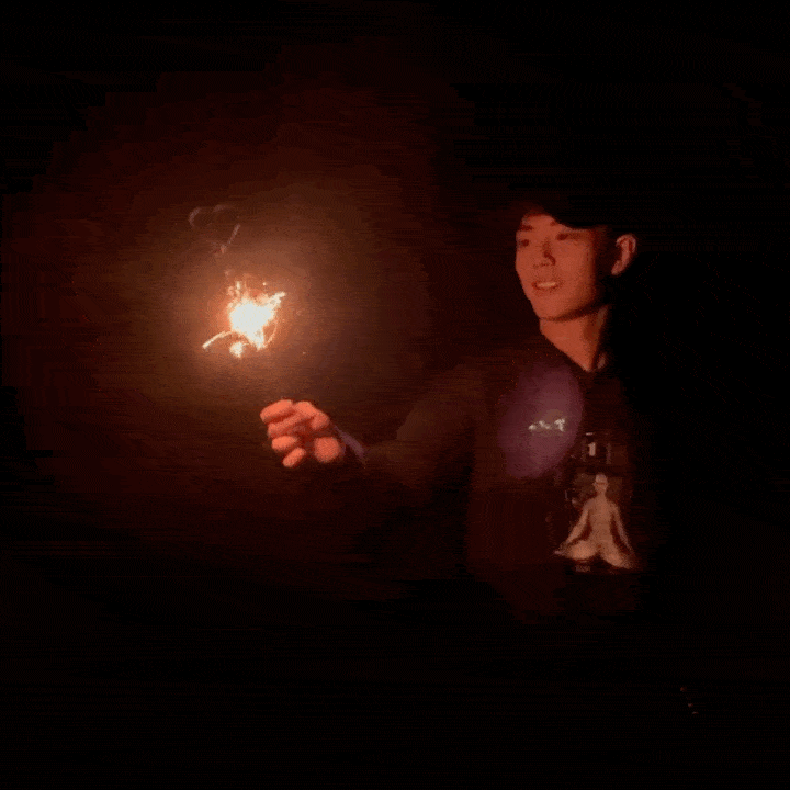 原创肖战521,点燃爱心烟花,网友:真是太浪漫了,满眼里是星星