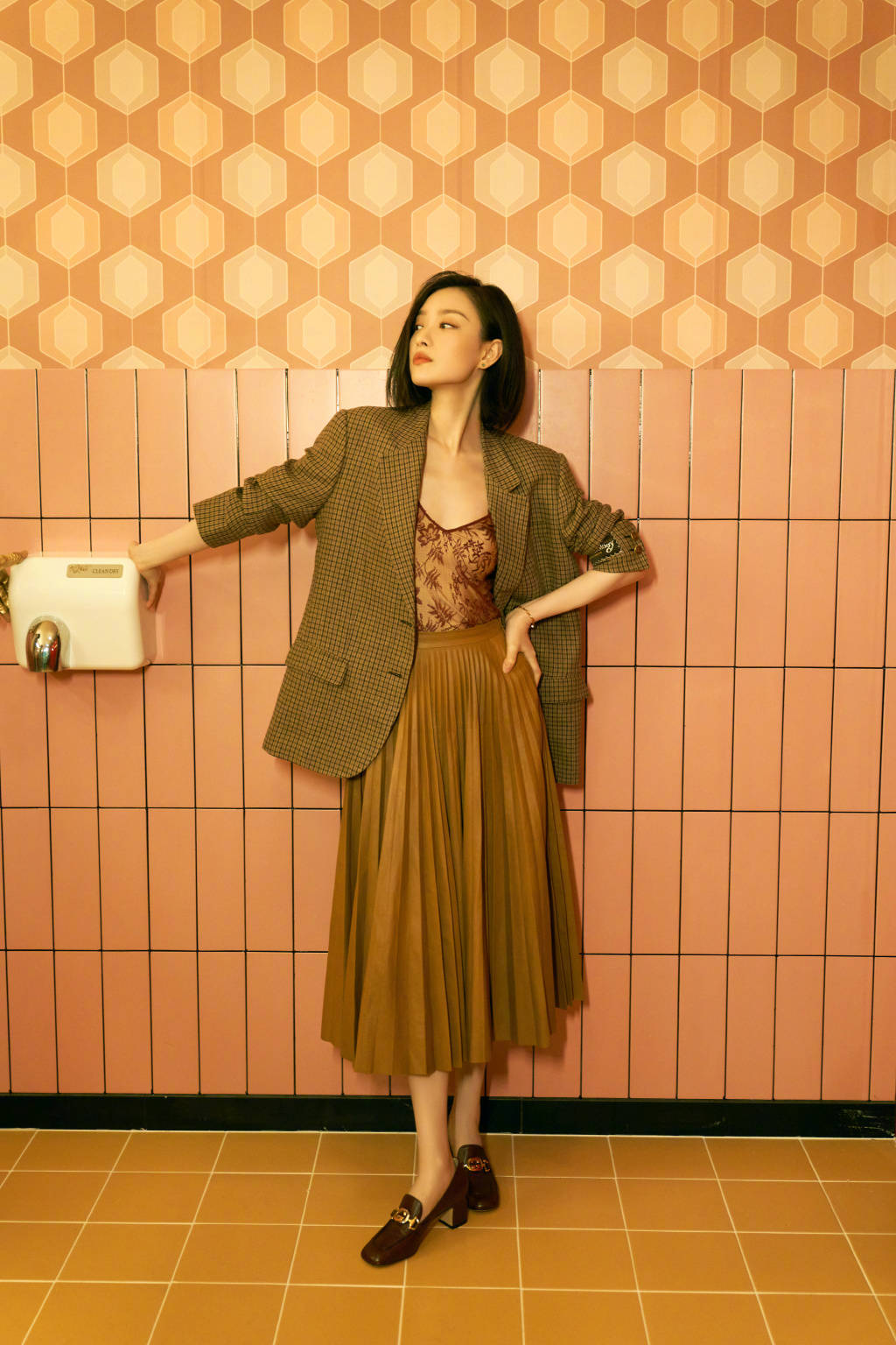 倪妮穿着棕色格纹西服大秀身材 利落复古性感迷人