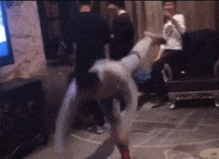 搞笑gif趣图,唱个歌而已,大哥竟然耍起了醉拳!