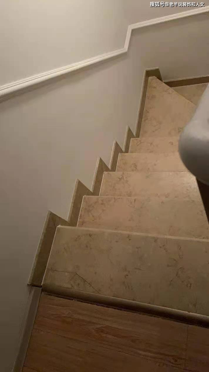 看看做完的效果:和楼梯踏步同步比例错落有致的造型,手工裁切的45度角