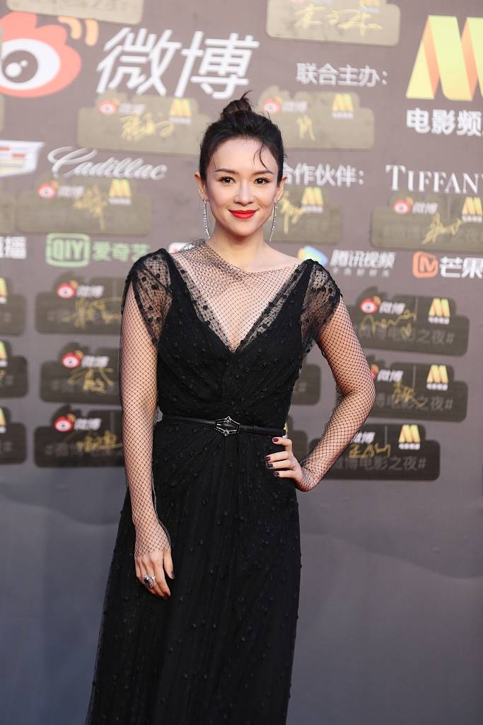 搜狐娱乐讯 (视觉中国/图)6月12日,章子怡一身黑色礼服现身某活动红毯