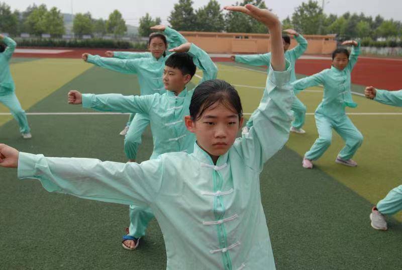 6月22日,山东青岛市即墨区金口古港小学的学生在练习五步拳.