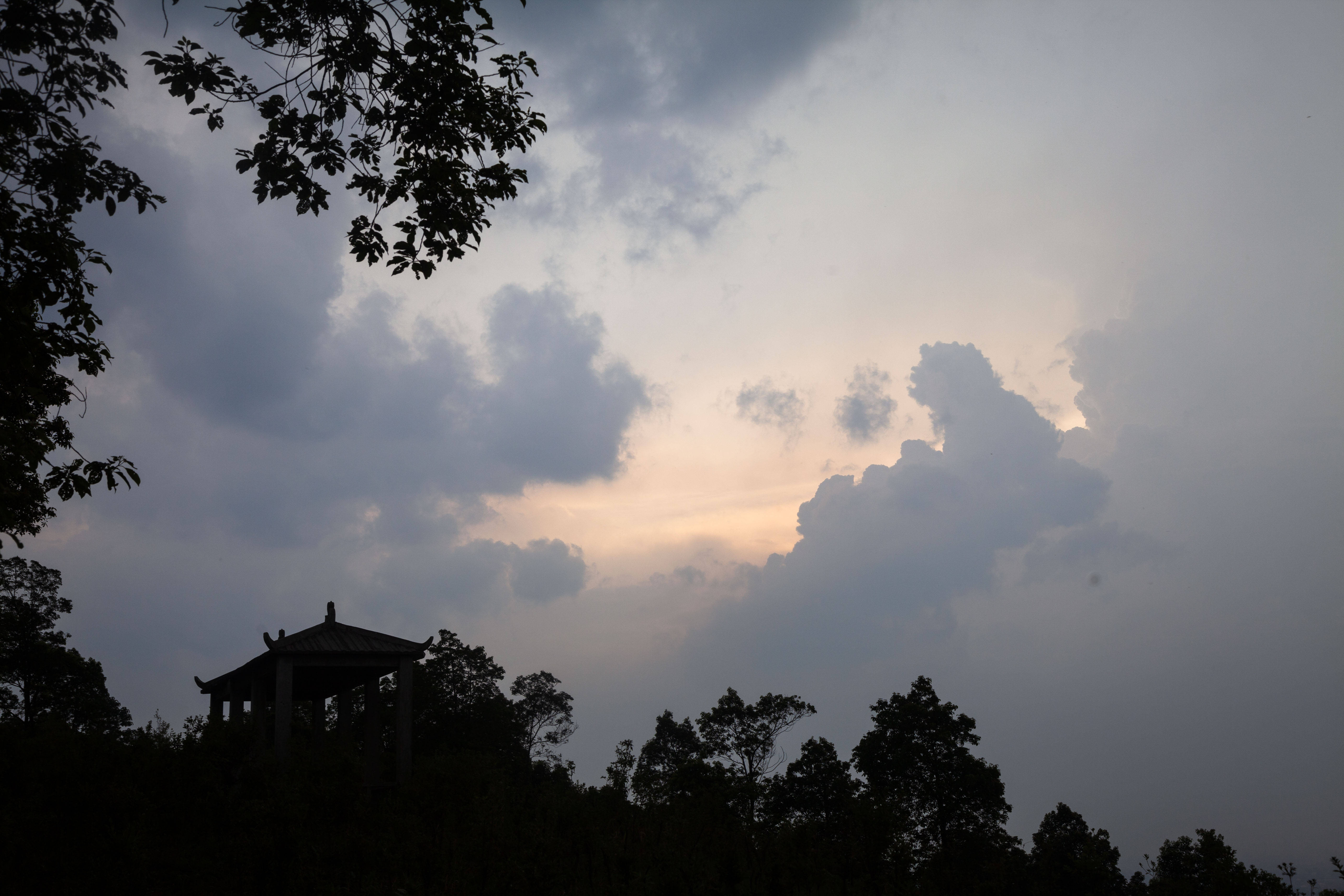 下午的景色,傍晚暴雨来临前的云海