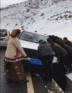 搞笑gif趣图,法国球迷狂欢时刻,讲道理,这公交站台顶板的质量是真的好