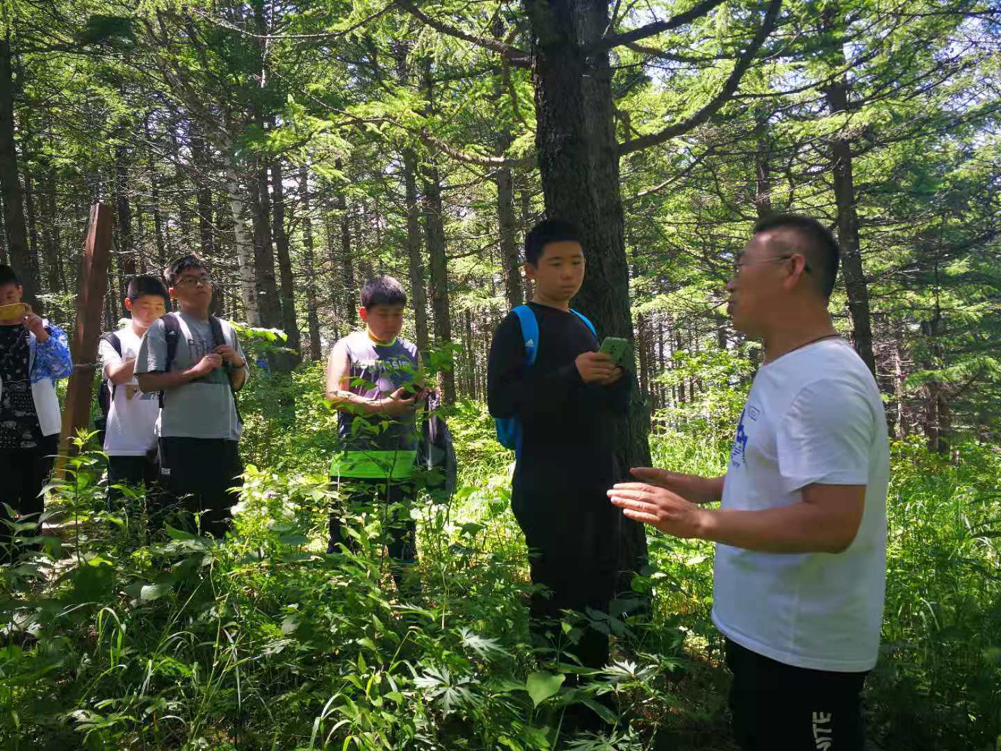 张希军在讲样地的布设方法和目的