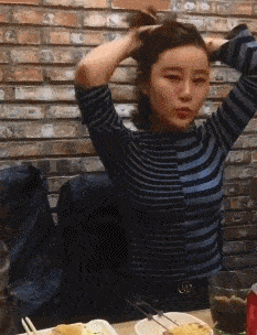 原创搞笑gif趣图,妹子这头发应该三个月没有洗了吧