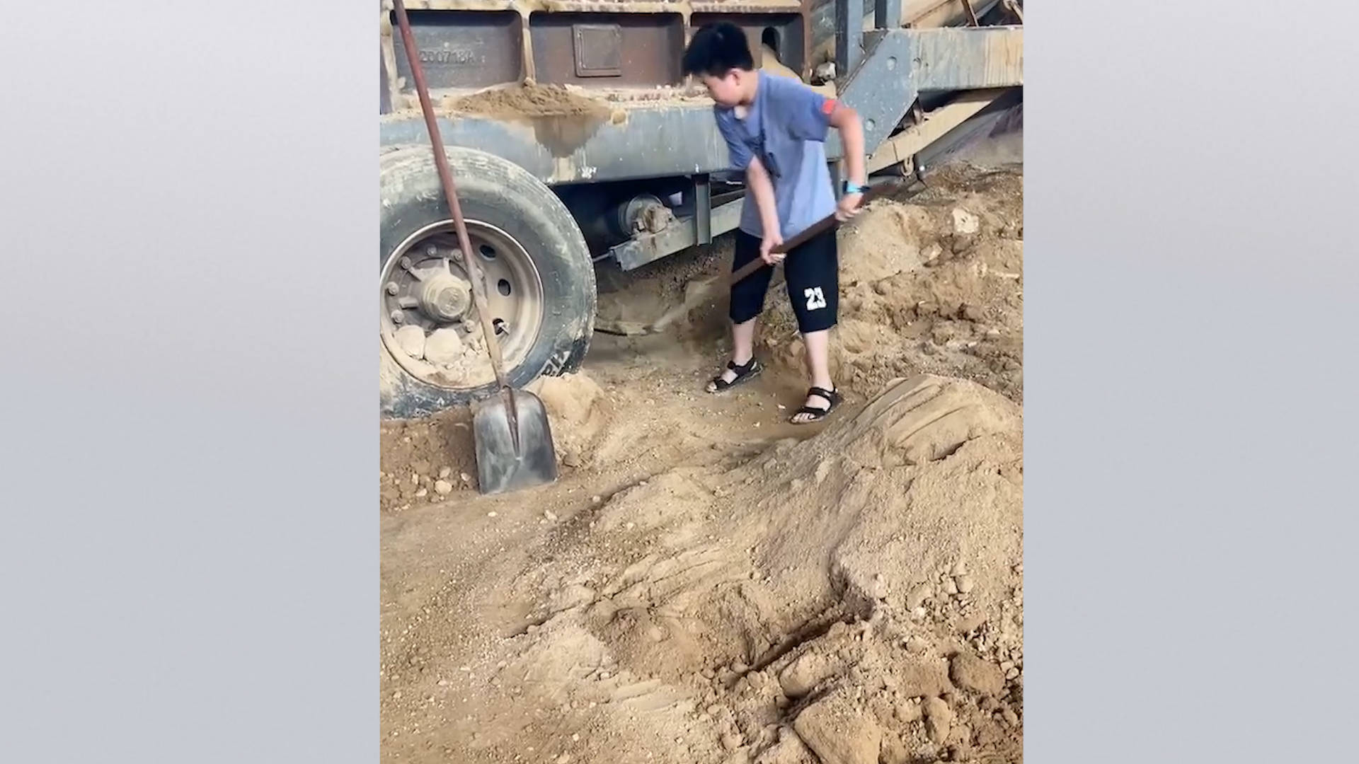 爸爸让五年级儿子去车间铲沙体验生活第一天效果不理想今天继续