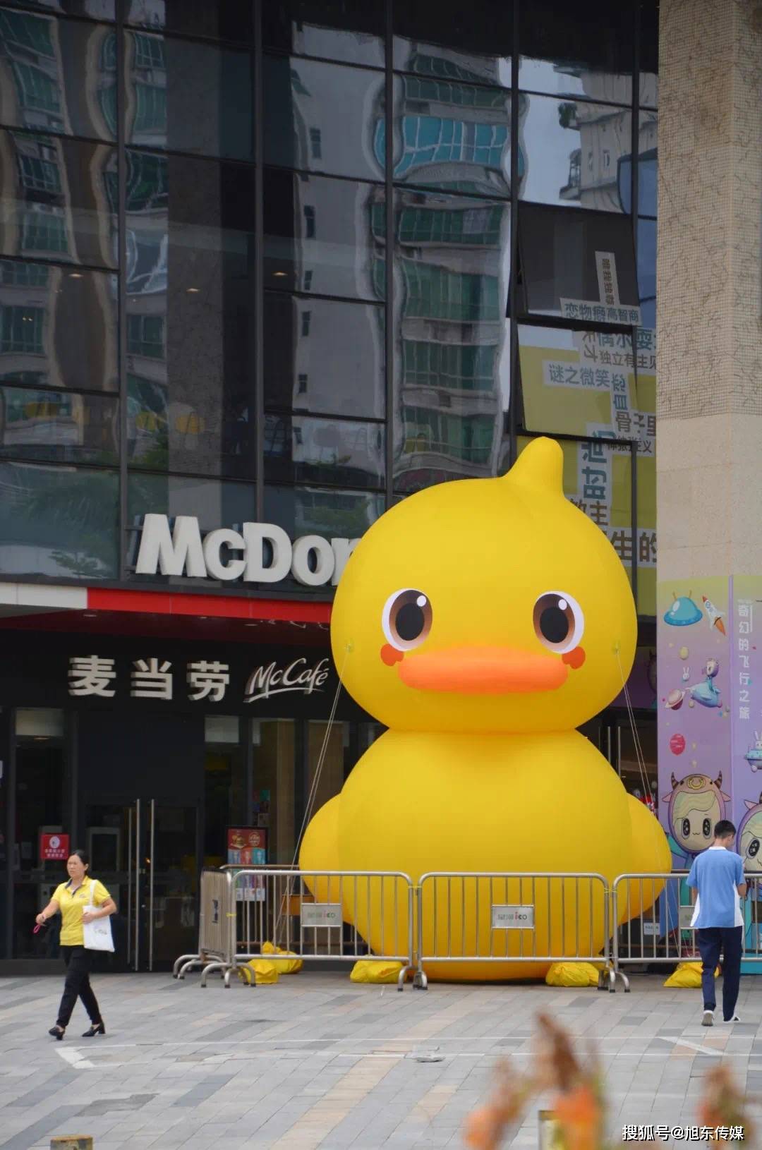 深圳气球展小黄鸭展龙岗星河ico小黄鸭展气球布置