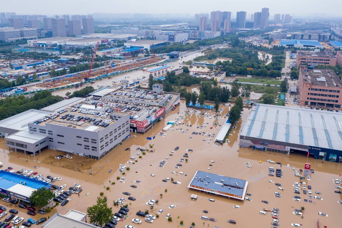 航拍郑州市区暴雨后被淹区域车辆密密麻麻浮在水中