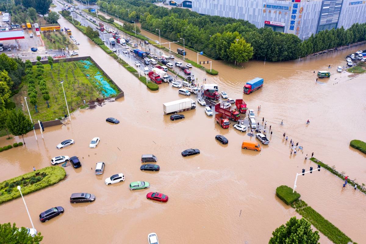 2021年7月22日,河南郑州,郑州暴雨过后,实地航拍郑州市区暴雨后被淹