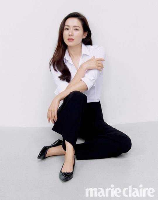 韩国女星孙艺珍写真曝光 穿白衬衫配黑色西装裤大秀ol风!