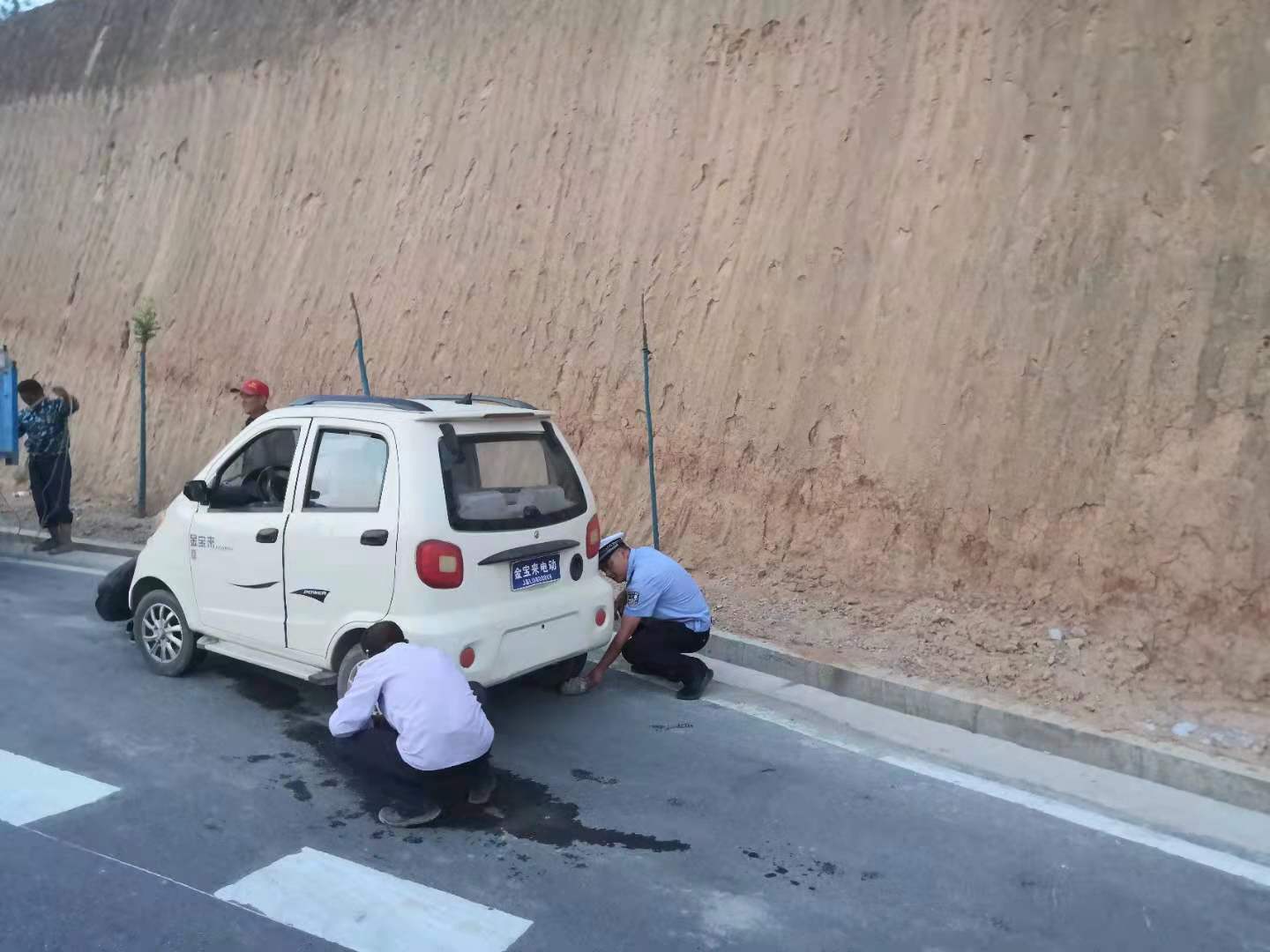 7月21日,一辆白色四轮电动车因故障滞留在长枣路陡坡急弯处,长武交警