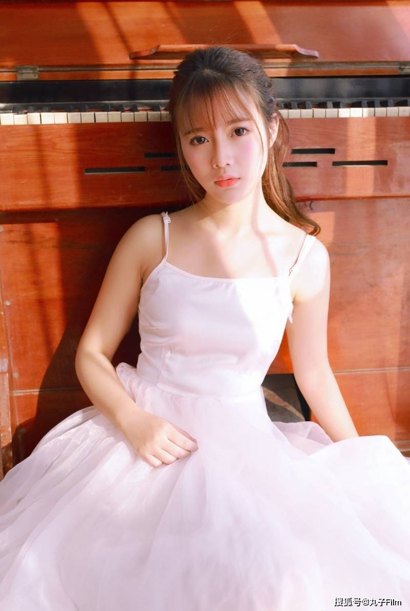 性感美女时尚写真:阳光下的金发少女吊带白裙,清纯甜美可爱迷人!