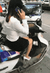 搞笑gif:大哥神操作,网友:快跑吧,一会你就知道要发生