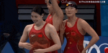 游泳女子4x200米自由泳接力比赛中中国队以7分40秒33打破世界纪录并