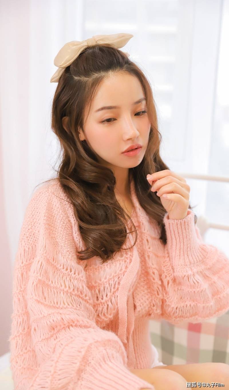 性感美女时尚写真:粉嫩小女生漂亮瓜子脸,清纯甜美