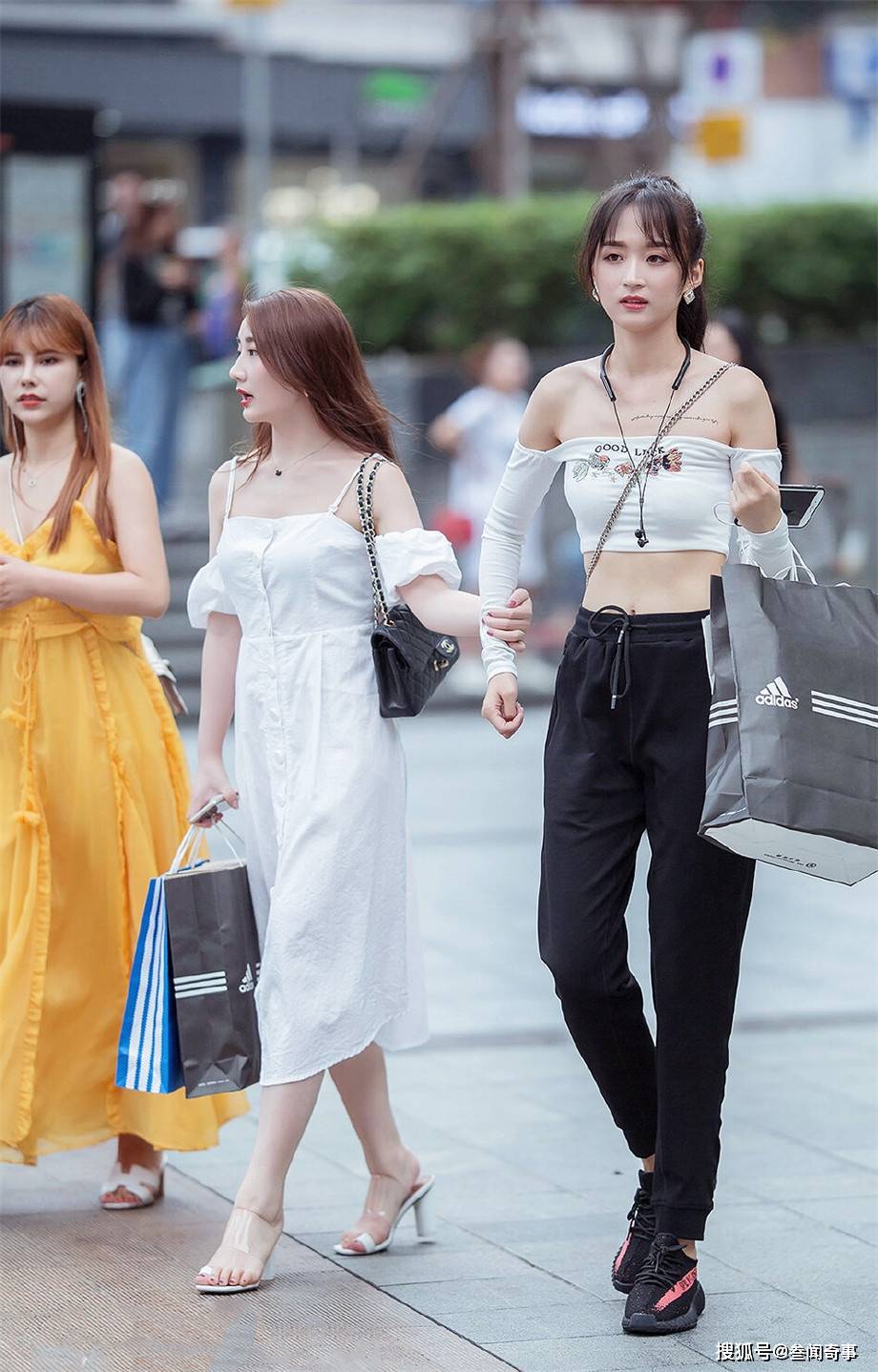 夏日逛街身材极品又漂亮的美少女时尚街拍