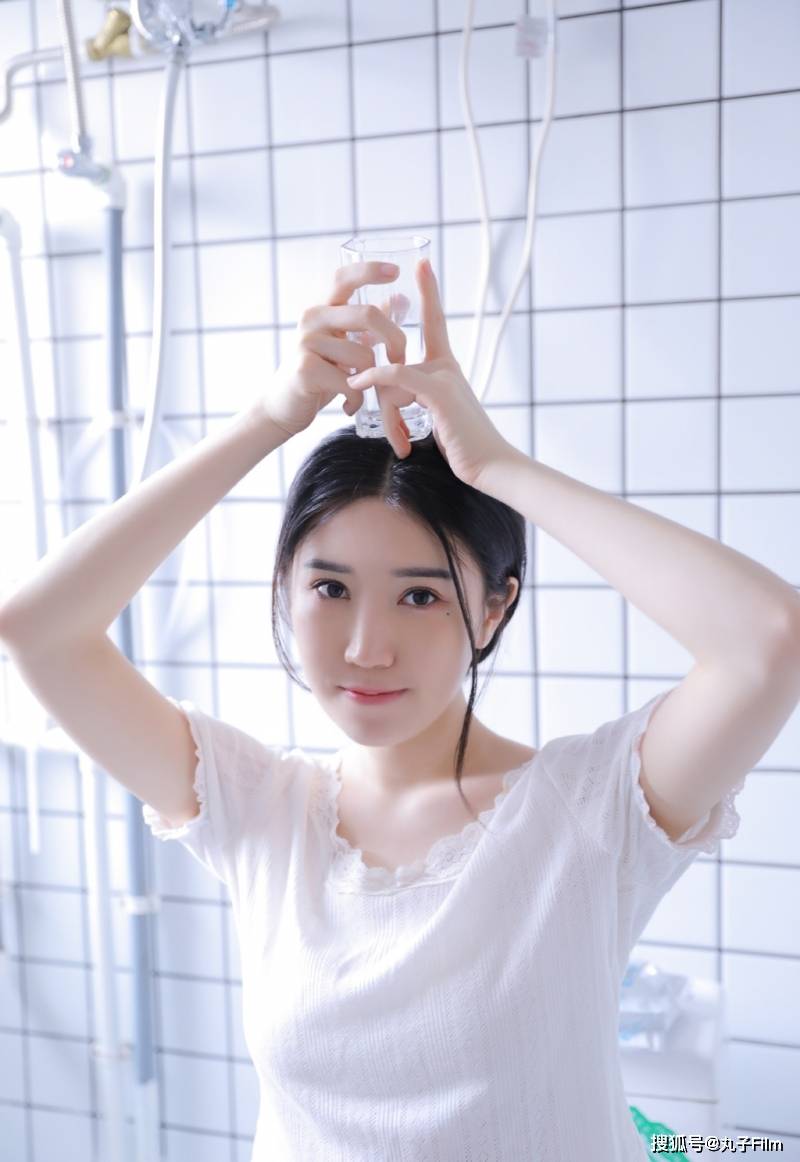 性感美女时尚写真:邻家少女皮肤白皙可爱脸蛋,清纯